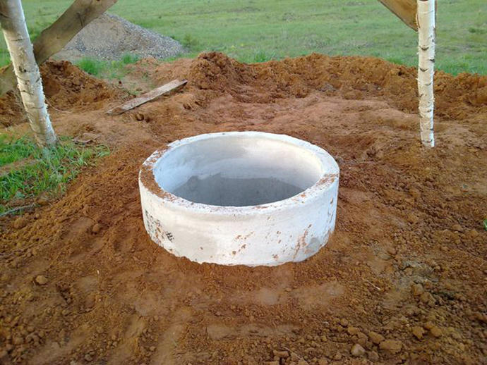 Постройка колодца не может обойтись без установки глиняного замка, который плотно окутывает сооружение и делает его водонепроницаемым