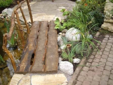 Настил садового мостика: доска, бревно, декоративные элементы