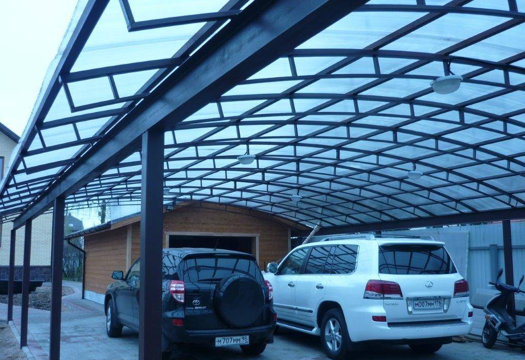 Навес для автомобиля на даче из металла