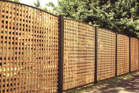 Нет ничего проще, чем переплести тонкие рейки и ламели, и установить их в уже готовые рамки