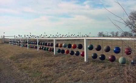 Такой забор устанавливается на металлические столбы, которые глубоко вкопаны в землю