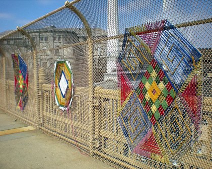 Если у вас вокруг дачи обычная сетка рабица, это никак не помешает, а даже поможет сделать новый и оригинальный забор