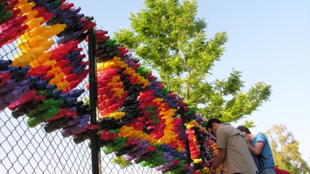 Собрать такое количество пластиковых бутылок непросто, но если вы хотите недорого изменить внешний вид ограждения дачи, то можно и постараться