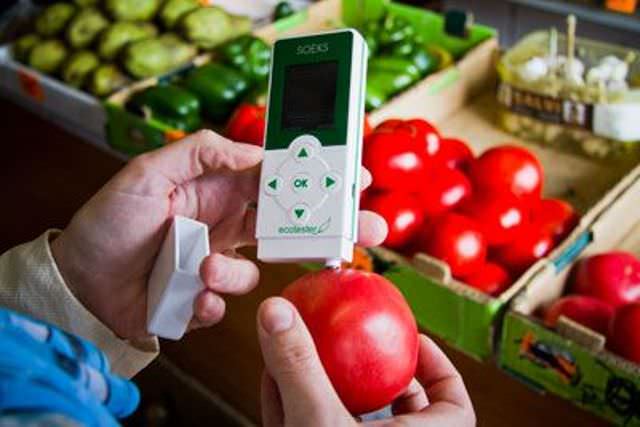 Как распознать наличие в продукте опасных веществ? Визуально определить это не выйдет, но можно использовать портативный нитратомер