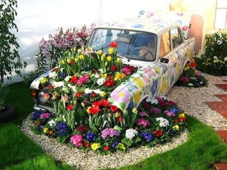 Старое авто можно использовать под симпатичную цветочную клумбу
