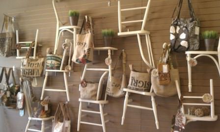 Старые стулья на даче послужат полками, вешалками, крючками