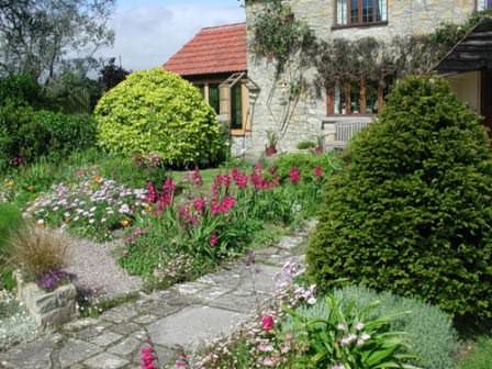 Иногда садовые дорожки на даче необходимо обновлять!