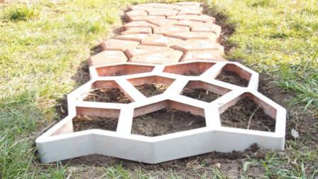 Выбирая простой способ обновления полотна дорожек на даче, не забывайте о технологии