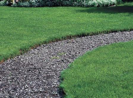 Гравий и гранитная крошка отлично подходят для замены старого полотна садовой дорожки на новое