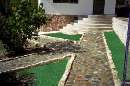 Использовать для обновления дорожек можно сортовой камень или новые материалы