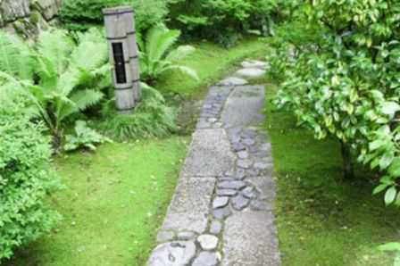 Обновить дорожки на газоне очень просто даже без опыта подобных работ