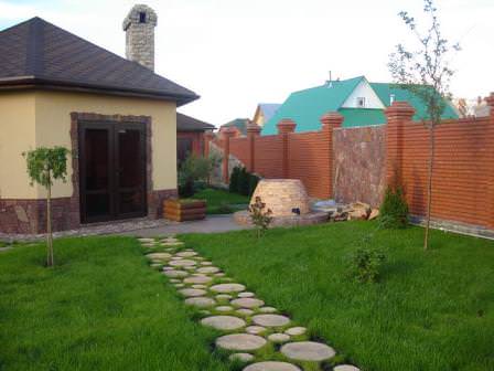 Если обновить газонную дорожку не представляется возможным, ее следует заменить, используя новый материал