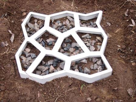 Для укладки новых дорожек на даче сегодня популярно использовать специальные формы