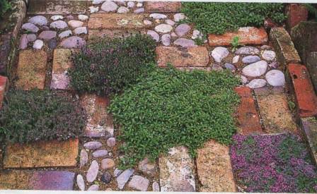 Работать с комбинированным материалом для укладки или реставрации садовых дорожек интересно и просто