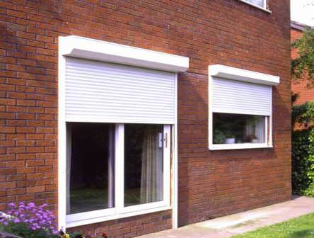 Рольставни, ролеты и пластиковые жалюзи для защиты и оформления окон дачного дома