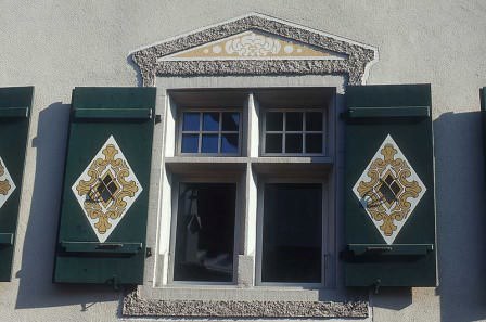 На окна дачного дома всегда можно установить защитные, или даже экзотические ставни