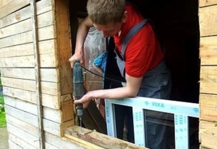 Ровно выставляем оконную раму в оконном проеме и подправляем размеры клиньями