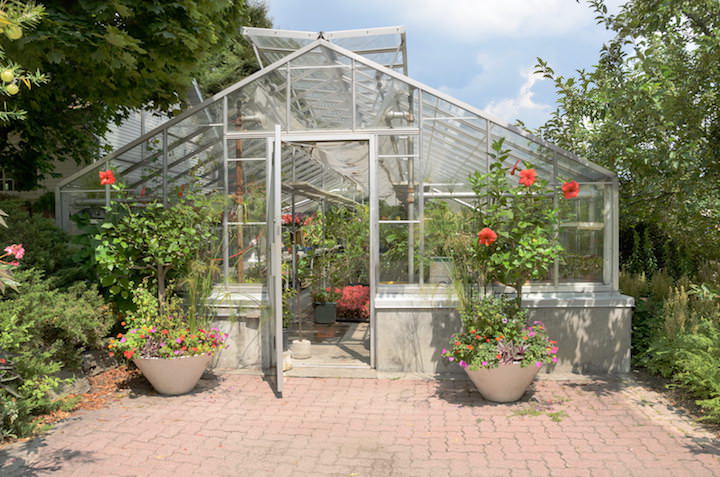 Способов обогрева теплиц и парников, благодаря компаниям-производителям теплиц и специальных отопительных систем, на данный момент предостаточно