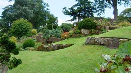 Часто бывает так, что отсыпка производится вместе с геопластикой, формирующей рельеф