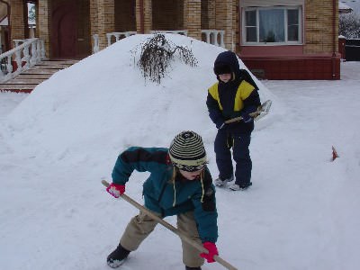 Что делать зимой на даче? Конечно, работать, но всегда есть время и для отдыха