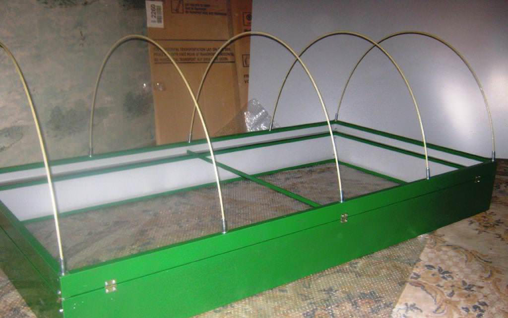 Покупной дуговой парник под рассаду с полиэтиленовым накрытием