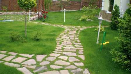 Огромное значение имеют дорожки, садовые фигуры, малые архитектурные формы