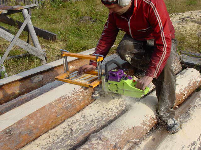 Обратите внимание, что все поворотные механизмы, которые управляют положением бензопилы, должны быть качественными