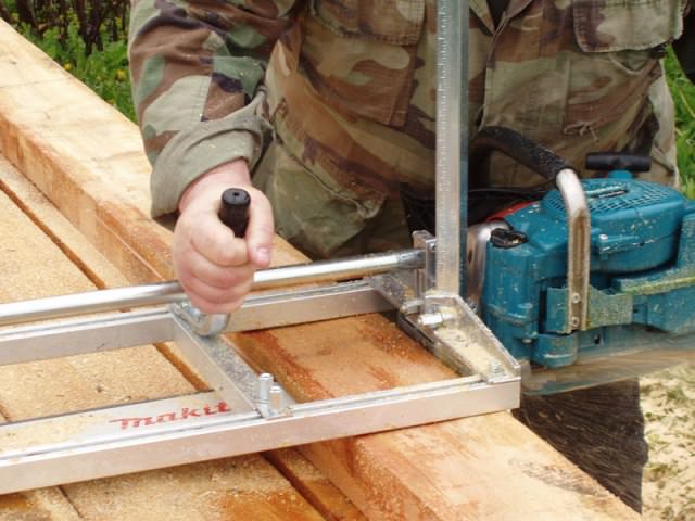 Положительным моментом является и то, что благодаря установке бензопилы на каркас, она не теряет своего первоначального назначения