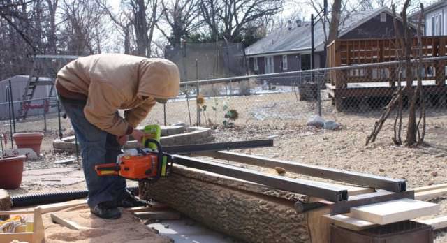 Сама по себе бензопила является достаточно универсальным инструментом, и может быть задействована не только в заготовке дров, но также и в распиловке бревен и бруса для строительства