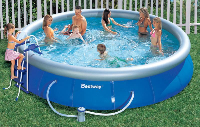 Существует множество способов содержать бассейн в чистоте. Один из них – постоянная замена воды и наполнение бассейна через специальные фильтры