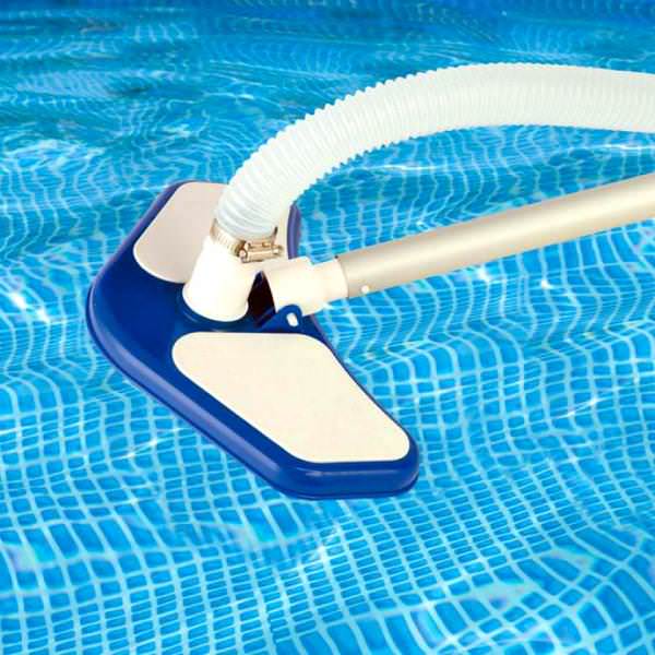 Пылесос для бассейна помогает с очисткой осадка, а также налета, который образуется по ватерлинии