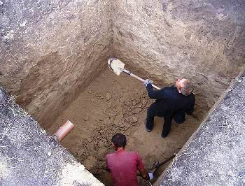 Порой, монтаж пластикового погреба на даче — достаточно сложный процесс!