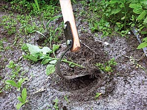 Функциональный инструмент можно применить на дачном участке в самых разных назначениях