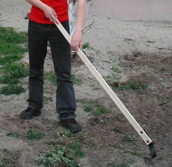 Если будете держать плоскорез Фокина в руках правильно, об усталости в работе можно забыть