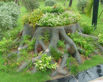 Многоуровневая клумба из пней — оригинальное решение