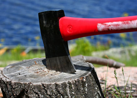 Дрова следует рубить качественным инструментом, используя правильную технику!