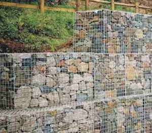 Сегодня очень популярны подпорные стенки из габионов