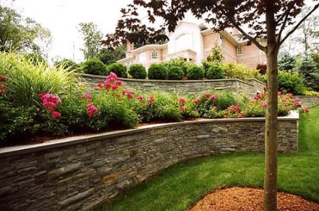 Выбирайте материал, дизайн, расположение конструкции и стройте подпорную стенку своими силами