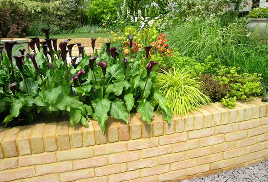 Очень симпатично смотрится подпорная стенка из кирпича