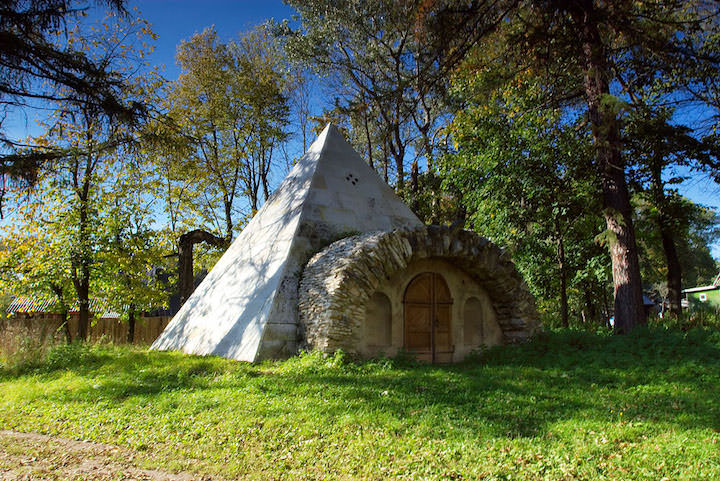 Определите местоположения погреба на даче, и только потом приступайте к разработке проекта и стройке