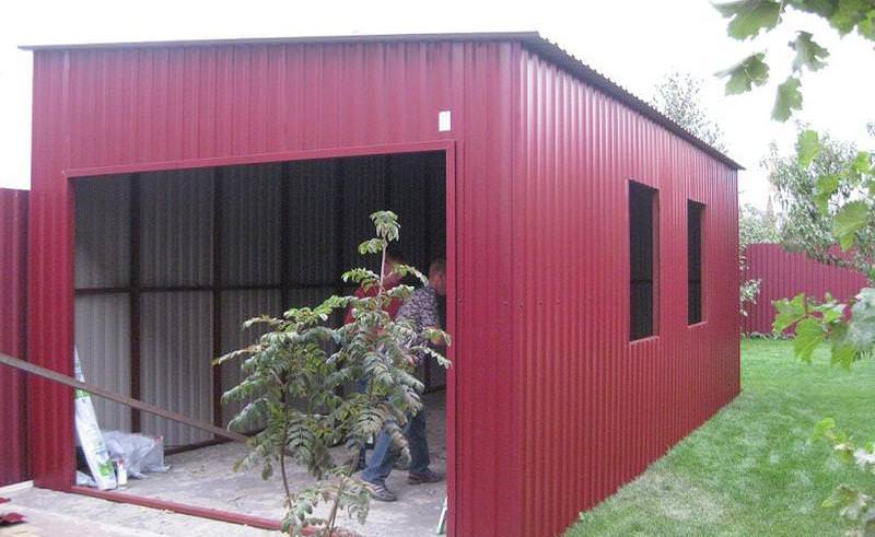 Профнастил имеет защитное покрытие – цинковое, алюмоцинковое или алюмокремниевое. Благодаря этому, металл не поддается коррозии и способен выживать в стандартных условиях достаточно долго