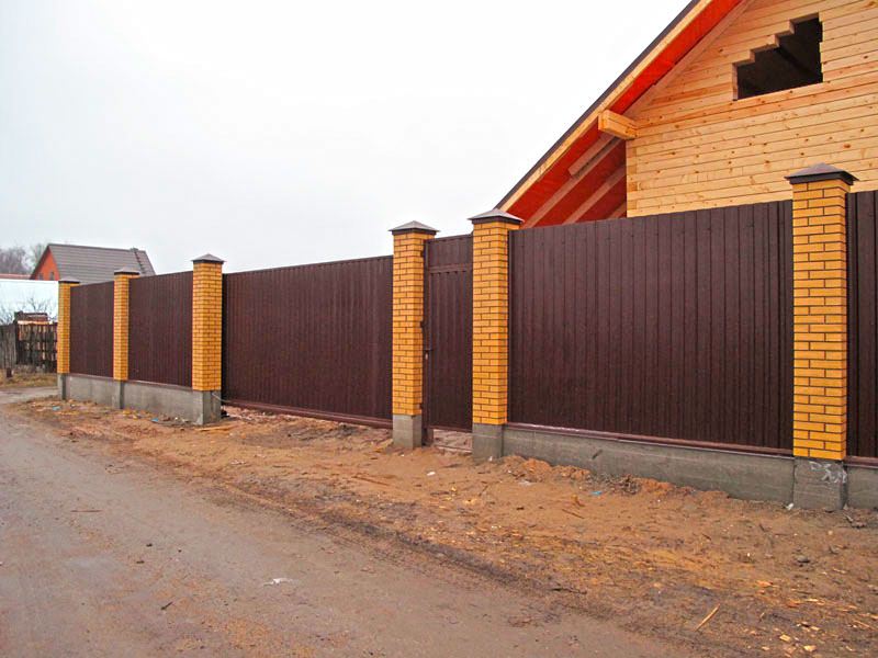 Все чаще в производстве современных заборов используют профлист