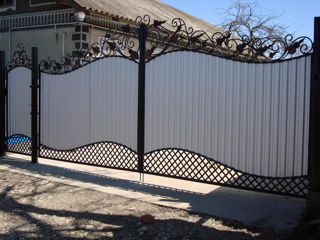 Профлист – универсальный материал. Сегодня он используется во многих сферах строительных, отделочных и реставрационных работ