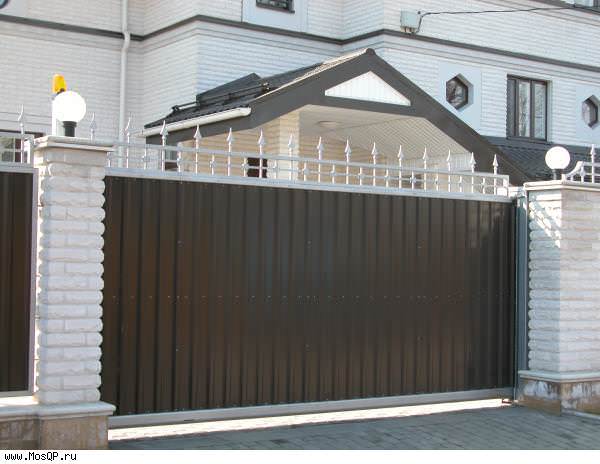 Профнастил – прочный материал. Действительно, профлист обладает хорошими прочностными качествами