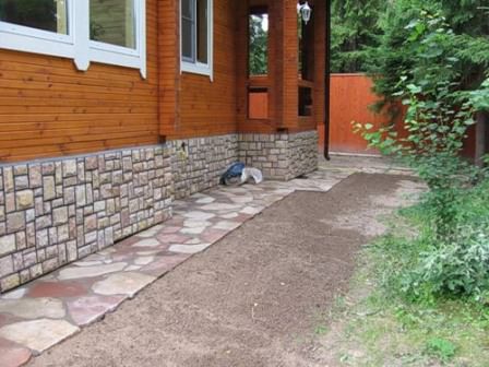 Если вы заметили трещины или серьезные сколы цоколя, сразу же приступайте к ремонту, чтобы предупредить разрушение