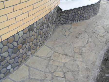 Лучшим временем для ремонта цоколя дома на даче считается теплое, но не жаркое время