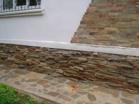 Если бюджет позволяет, всегда возможна дорогая отделка цоколя камнем или искусственным камнем