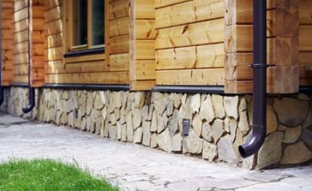 Как происходит правильная отделка цоколя дома на даче: рекомендации специалистов данной сферы