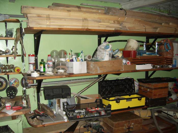 Внимание стоит уделить и каждой дачной постройке, в числе которых сарай, беседка, амбар, погреб