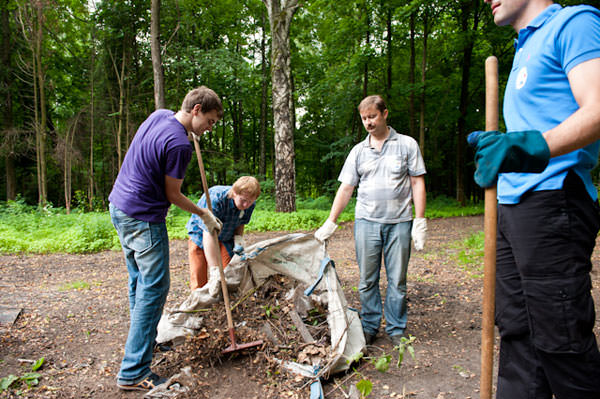 Следите за чистотой территории, вовремя ремонтируйте клумбы и малые архитектурные формы
